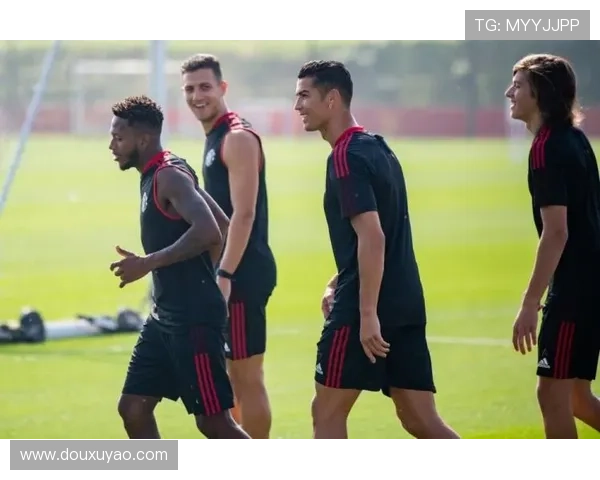 曼联卡灵顿圆梦重病球迷观训日